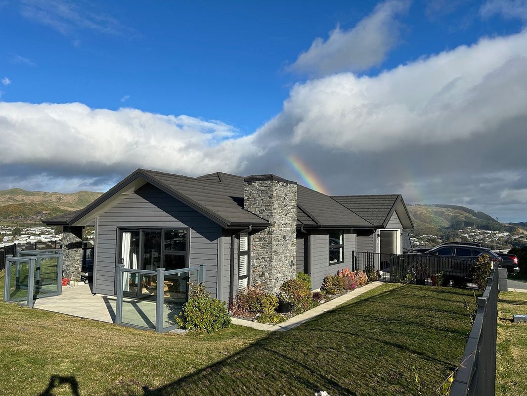11 Queen Charlotte Drive, Aotea, Porirua - Carousel 1