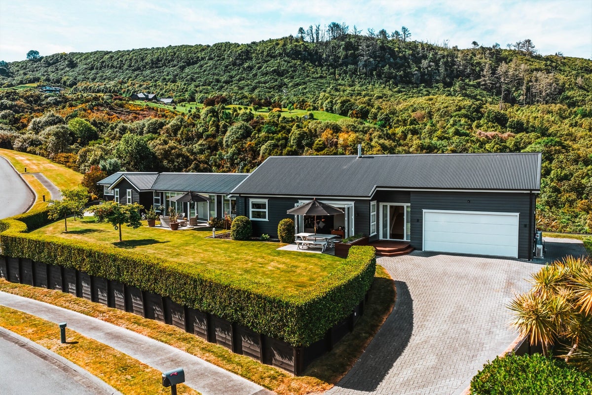 1 Peregrine Place, Kinloch, Taupo - Carousel 35
