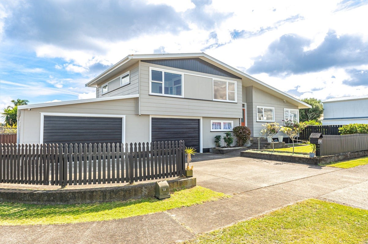 4 Lindsey Crescent, Springvale, Whanganui - Carousel 1