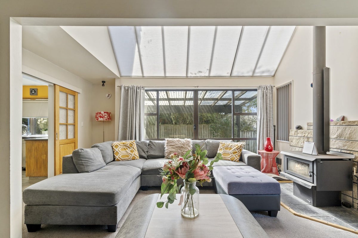 2/464 Stokes Valley Road, Stokes Valley, Lower Hutt - Carousel 2