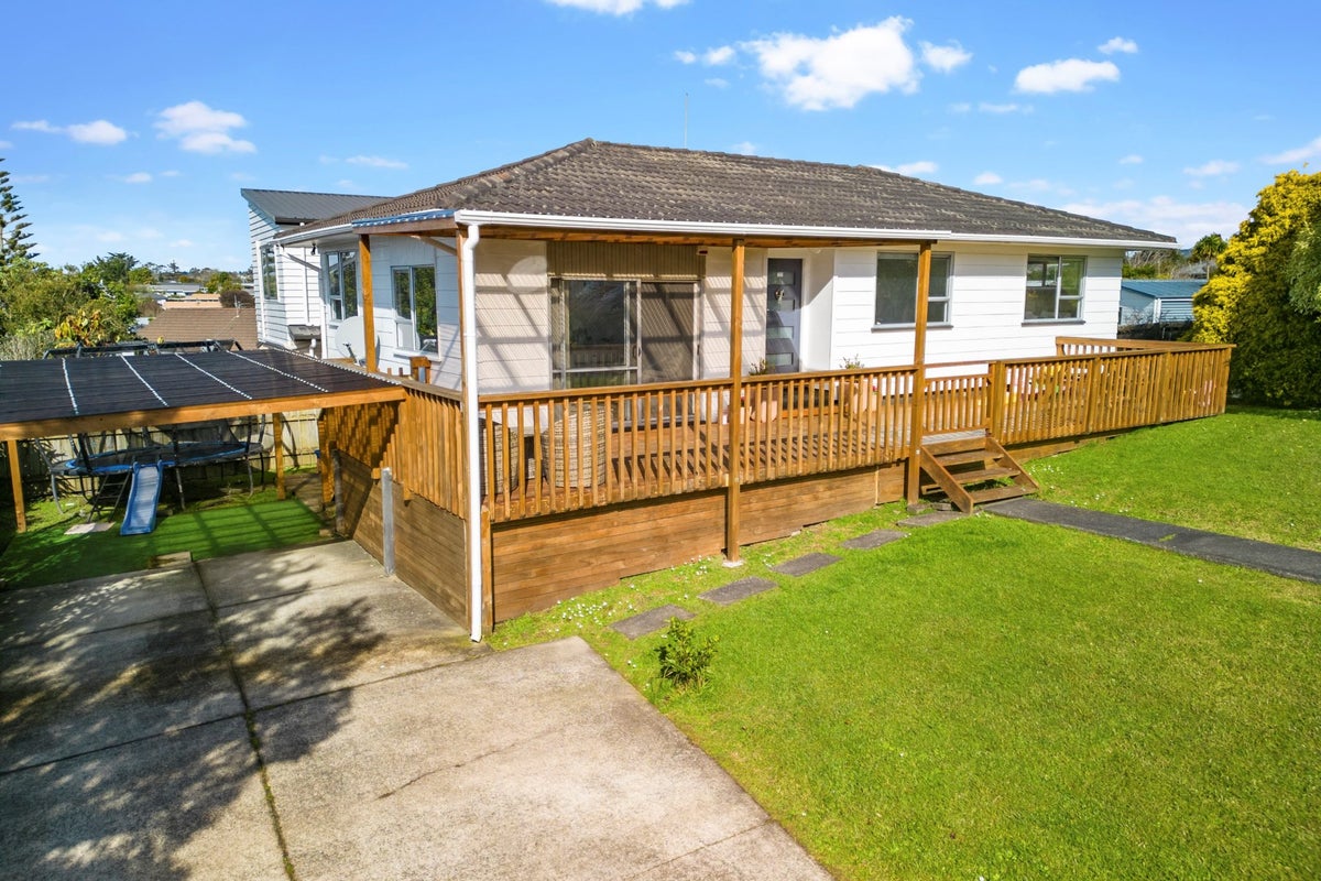 9 Landow Place, Henderson, Auckland - Carousel 2