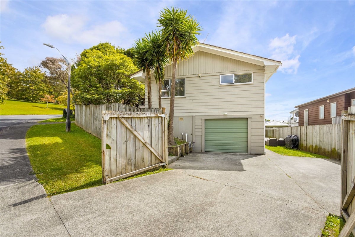 98 Reynella Drive, Massey, Auckland - Carousel 1