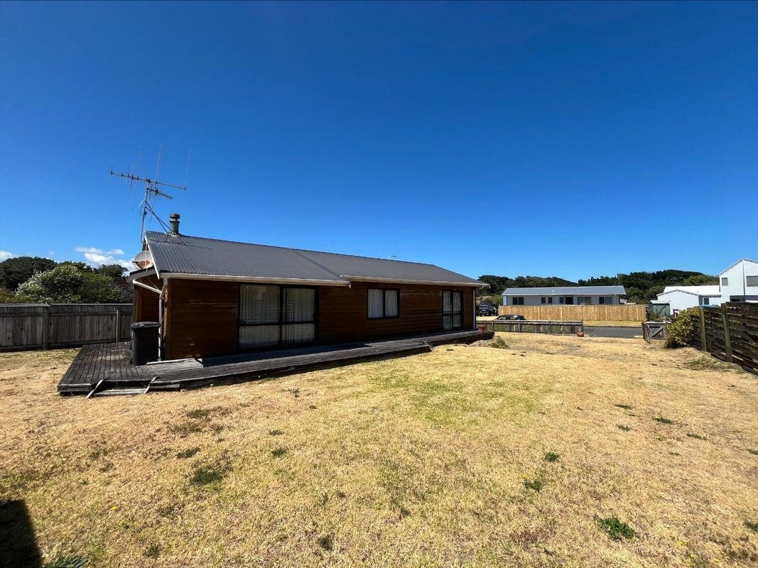 19 Scott Avenue, Otaki Beach, Otaki - Carousel 1