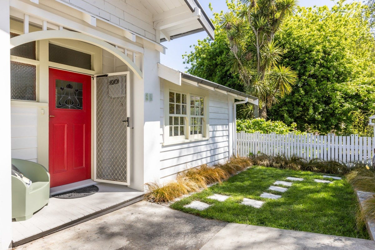 21 Cameron Road, Bluff Hill, Napier - Carousel 1