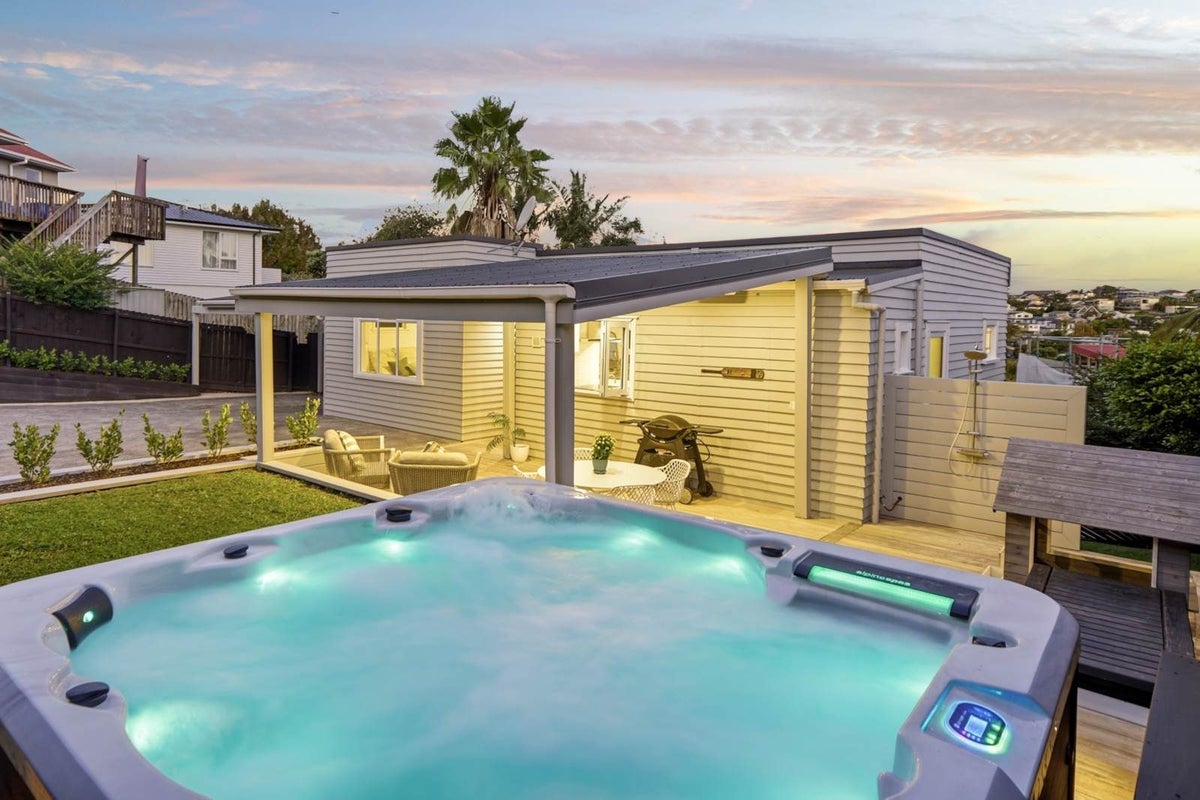 2/17 Masterton Road, Rothesay Bay, Auckland - Carousel 1