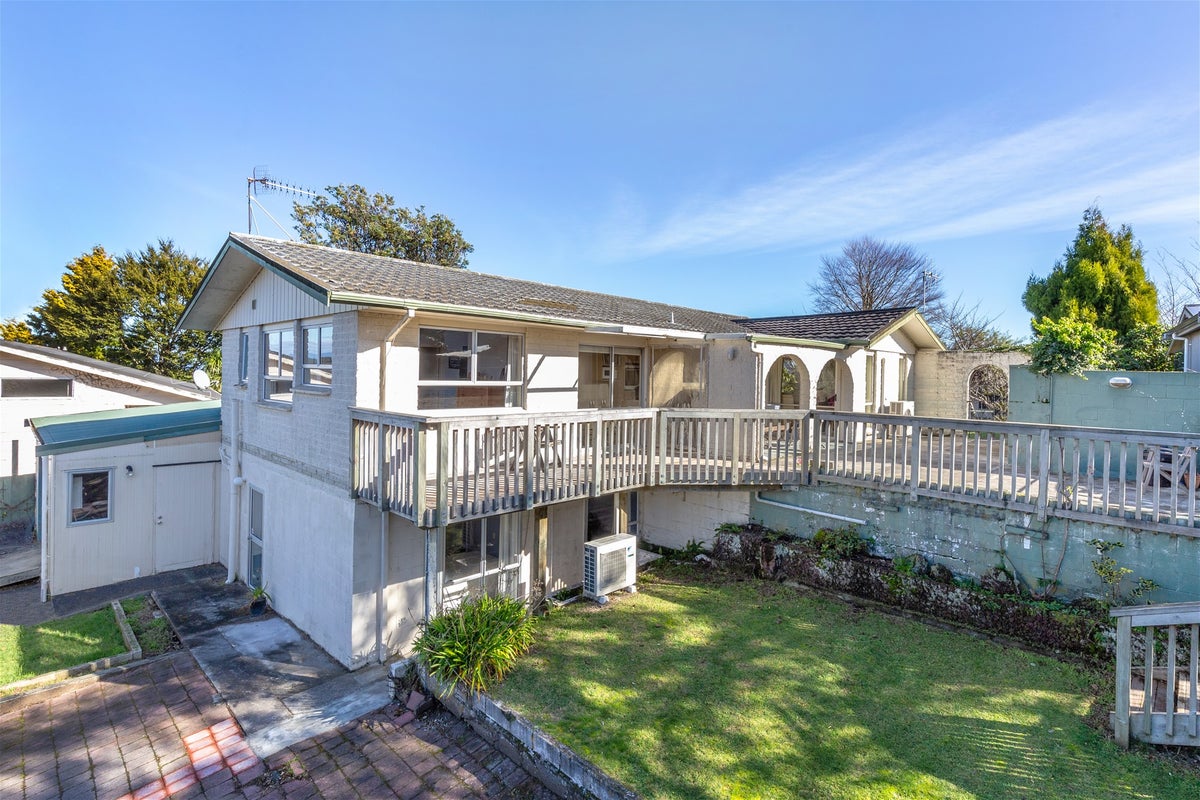 10 Armstrong Grove, Hilltop, Taupo - Carousel 1