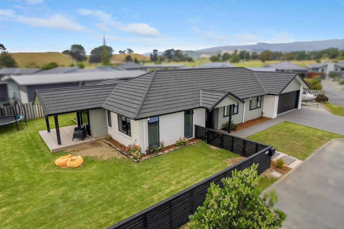 9 Te Harawira Street, Otaki - Carousel 2