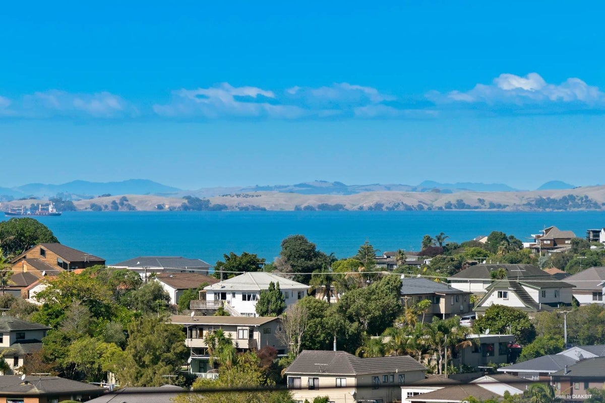 50 Arran Road, Browns Bay, Auckland - Carousel 1