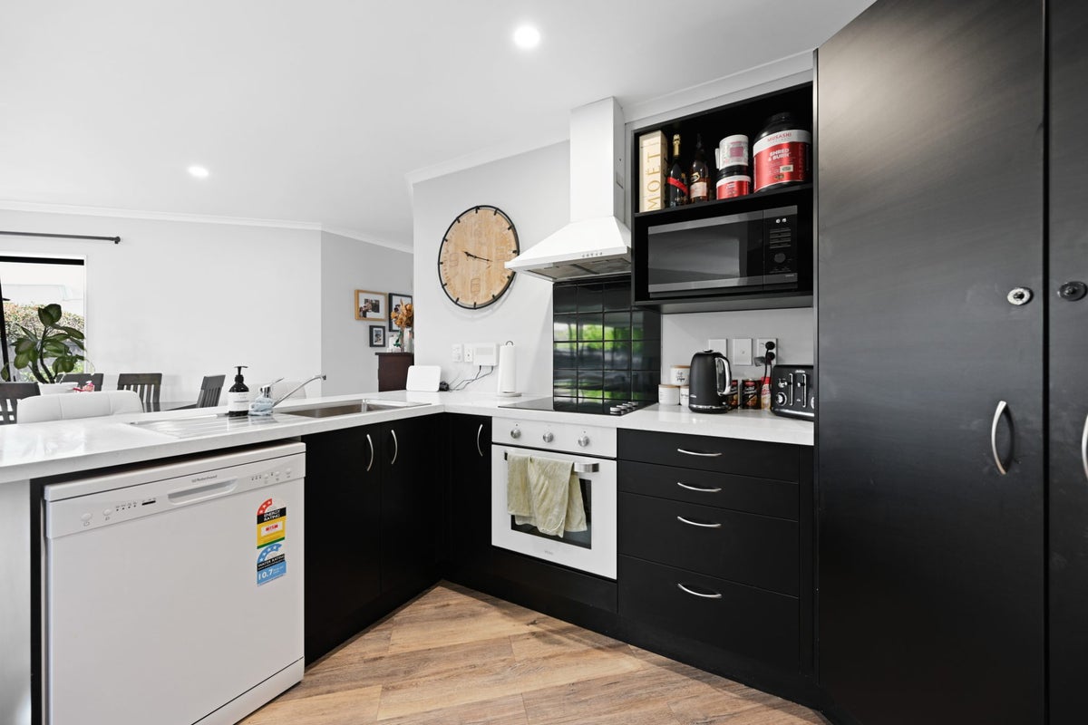 8 Holly Place, Rototuna North, Hamilton - Carousel 2