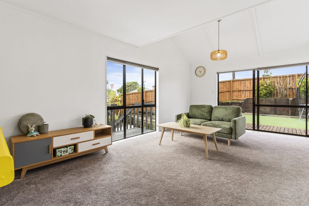 1/2 Stott Avenue, Birkdale, Auckland - Carousel 2