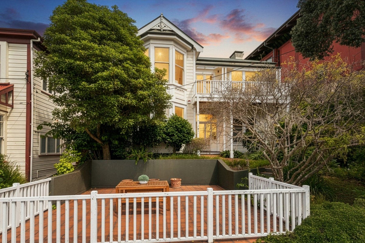 16 Talavera Terrace, Kelburn, Wellington - Carousel 1