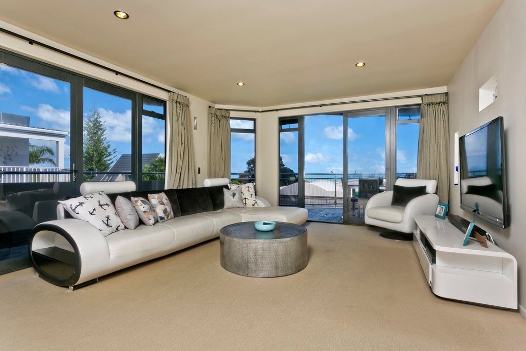 18 Pacific Parade, Army Bay, Whangaparaoa - Carousel 2