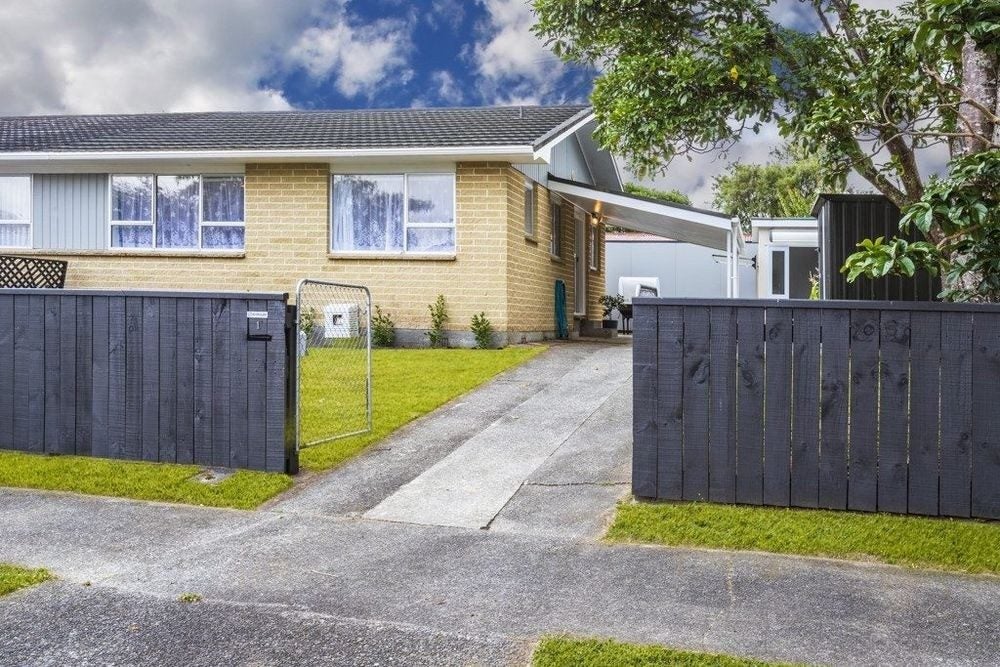 1 Baltimore Crescent, Totara Park, Upper Hutt - Carousel 1