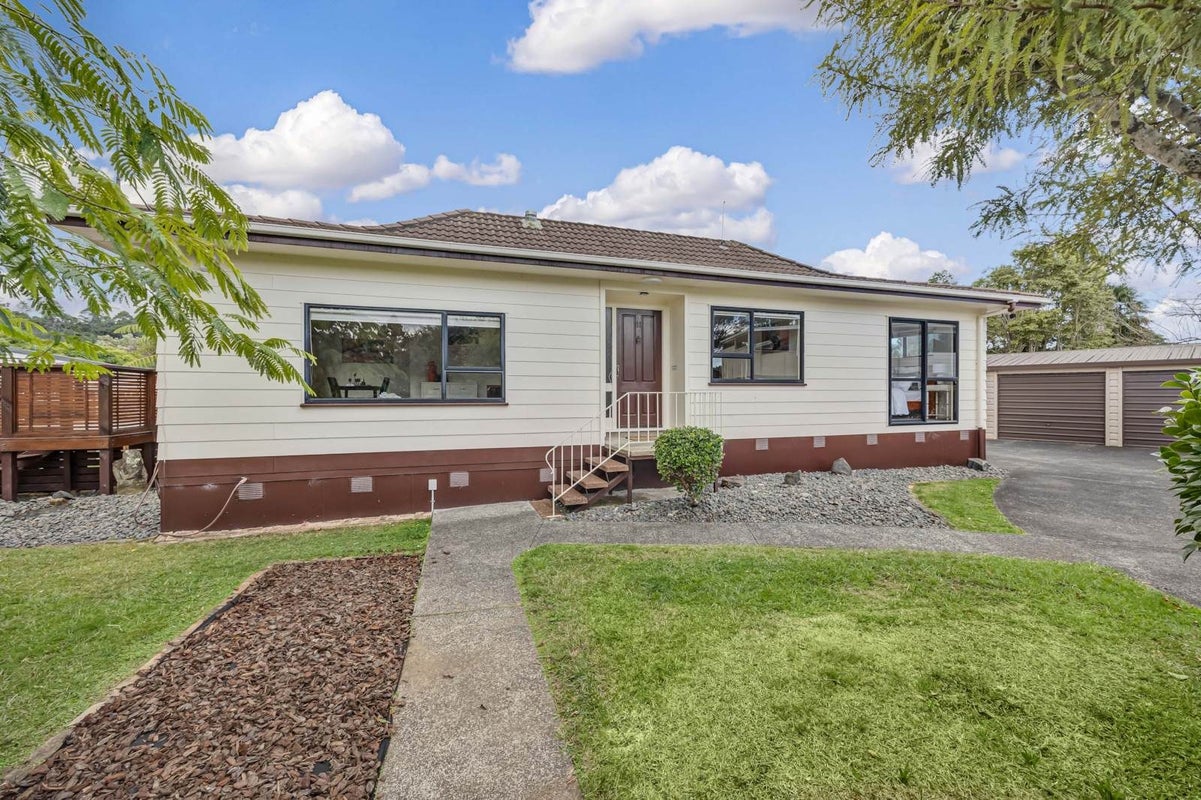 11 Redlands Grove, Swanson, Auckland - Carousel 1