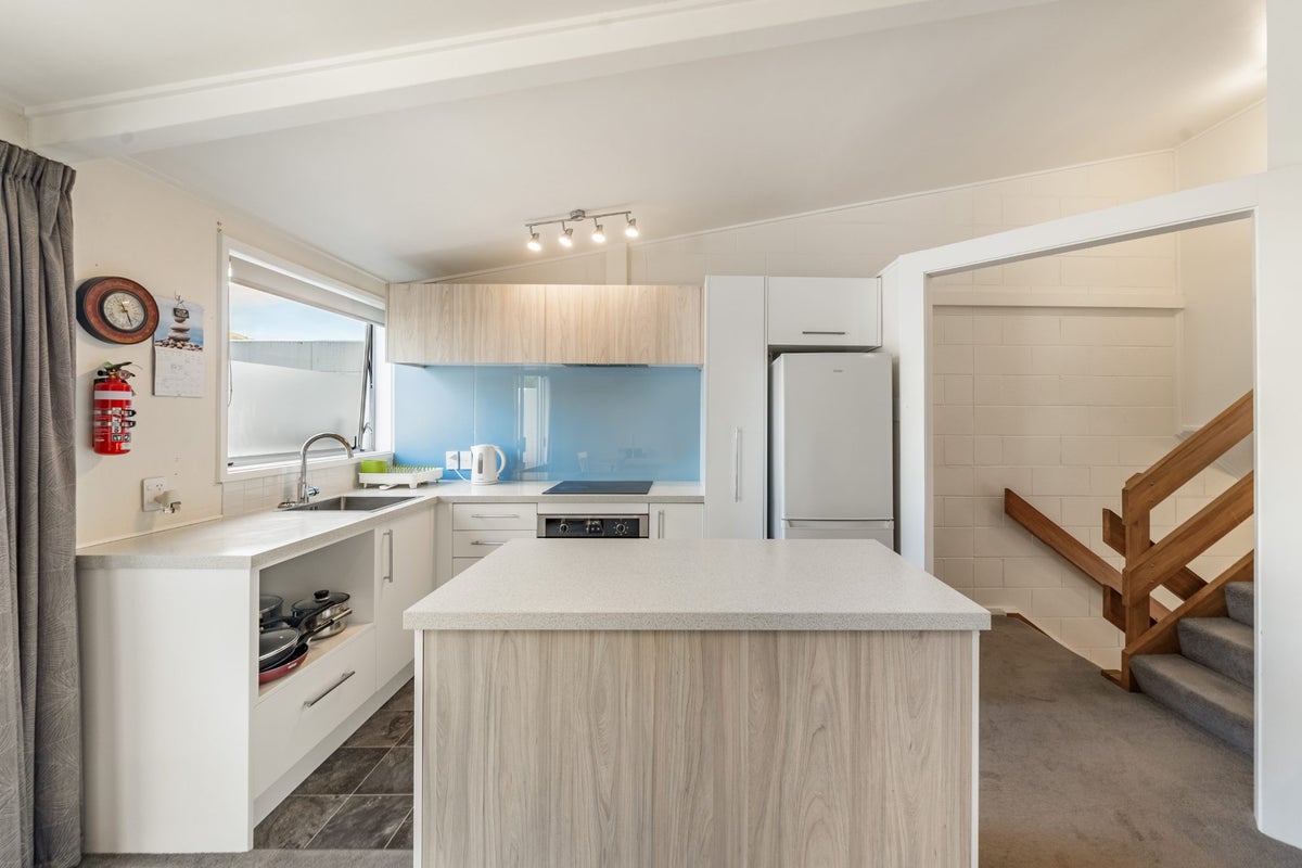 4/23 Collins Avenue, Tawa, Wellington - Carousel 1