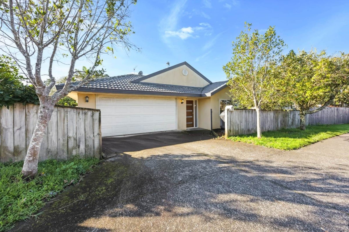 19 Zefiro Drive, Massey, Auckland - Carousel 1