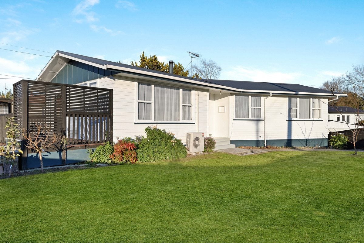 2 Mabian Crescent, Deanwell, Hamilton - Carousel 1