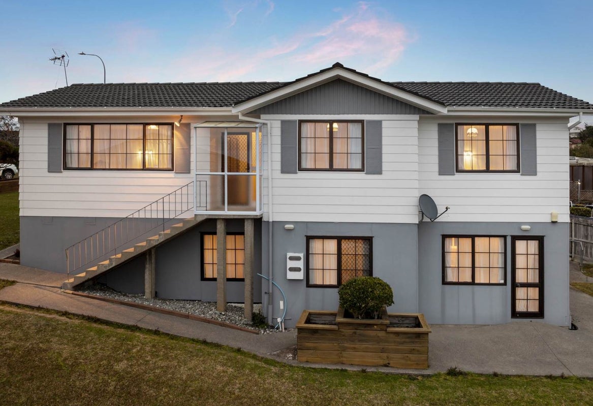 19 Ballymore Drive, Pinehill, Auckland - Carousel 1