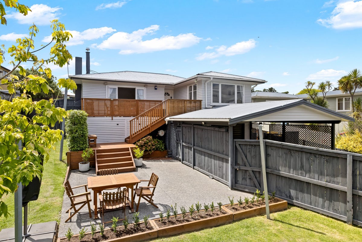 15 Gill Avenue, Te Atatu Peninsula, Auckland - Carousel 2