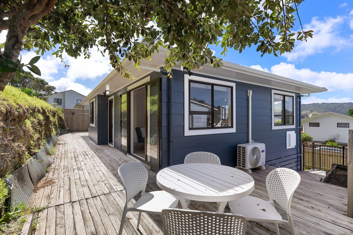 7 Westra View, Tawa, Wellington - Carousel 2