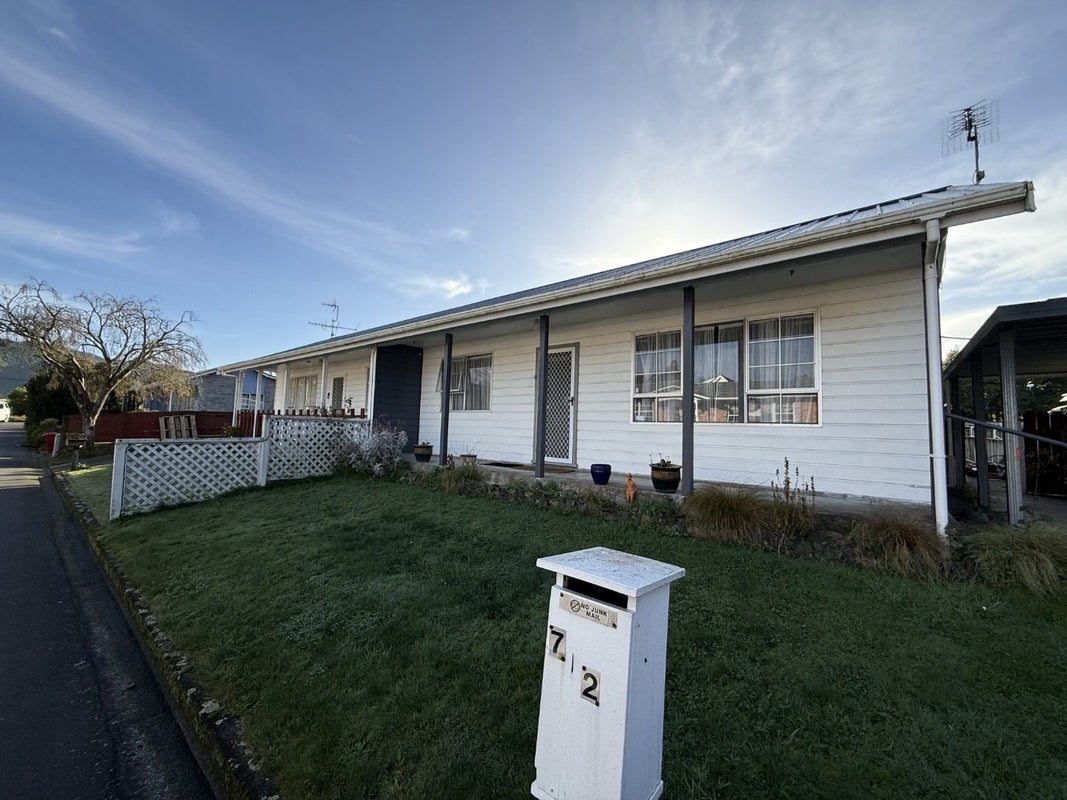 2/7 Cederholm Grove, Brown Owl, Upper Hutt - Carousel 1