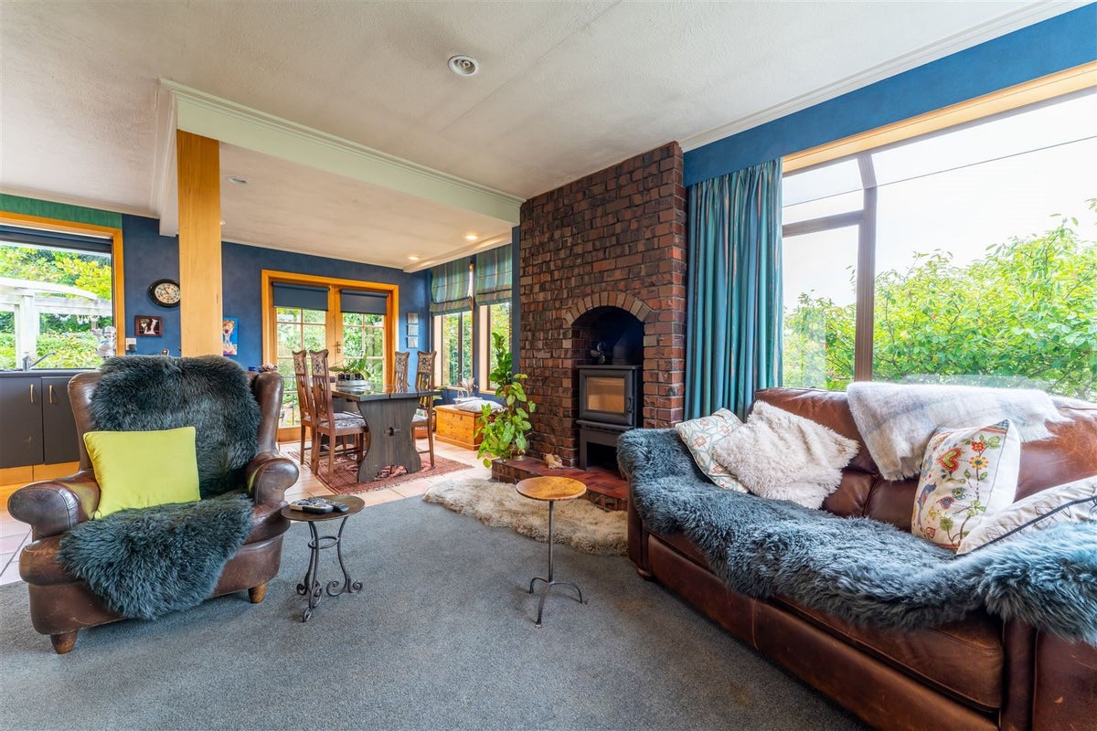 42 Maudes Road, Deborah - Carousel 2