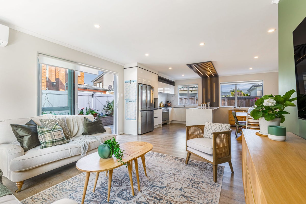 5 Dawnhaven Drive, Te Atatu Peninsula, Auckland - Carousel 2