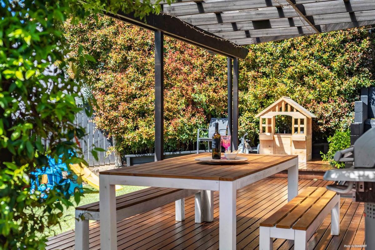 7 Dolbear Street, Titirangi, Auckland - Carousel 2
