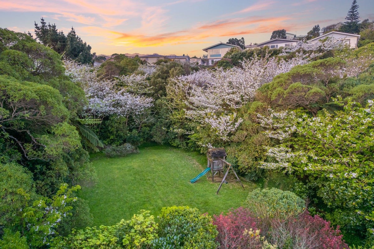 9 Aspen Grove, Maungaraki, Lower Hutt - Carousel 2