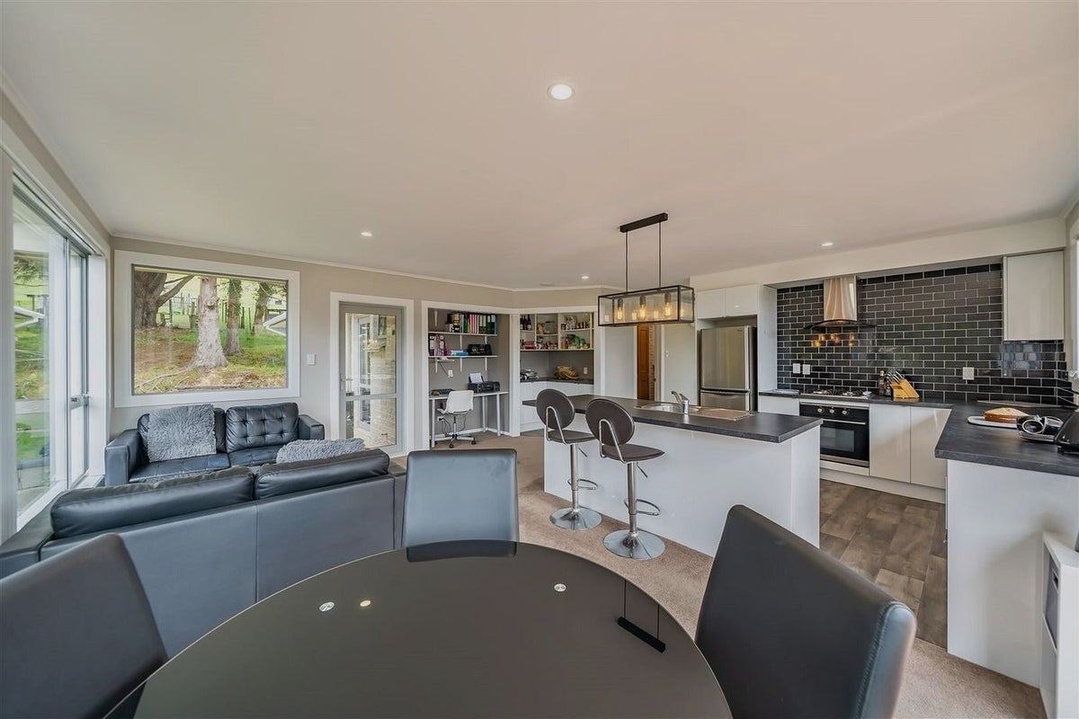 527 Whitemans Valley Road, Whitemans Valley, Upper Hutt - Carousel 2