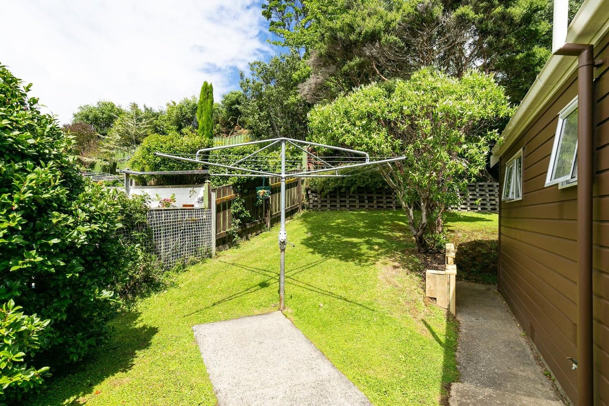 9 Epping Grove, Karori, Wellington - Carousel 20