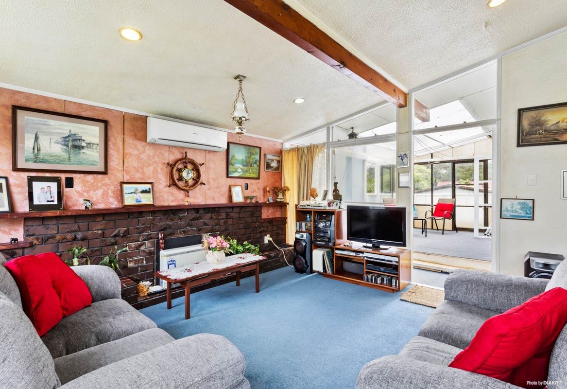8 Emirau Place, Glenfield, Auckland - Carousel 2