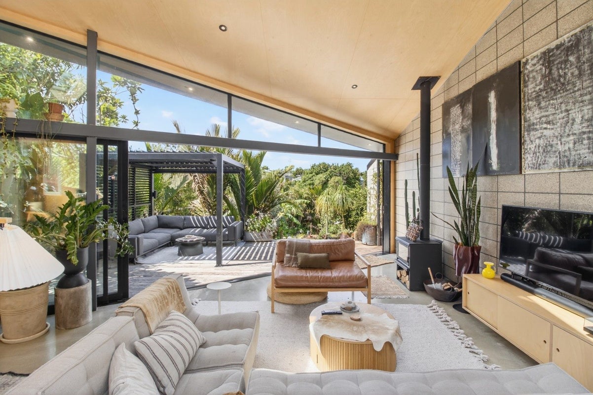 12 Ridge Road, Oneroa, Waiheke Island - Carousel 1