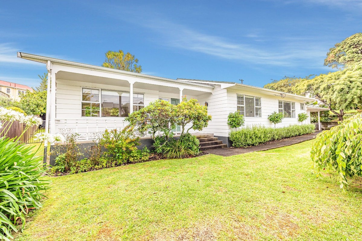 26 Parkes Avenue, Saint Johns Hill, Whanganui - Carousel 1