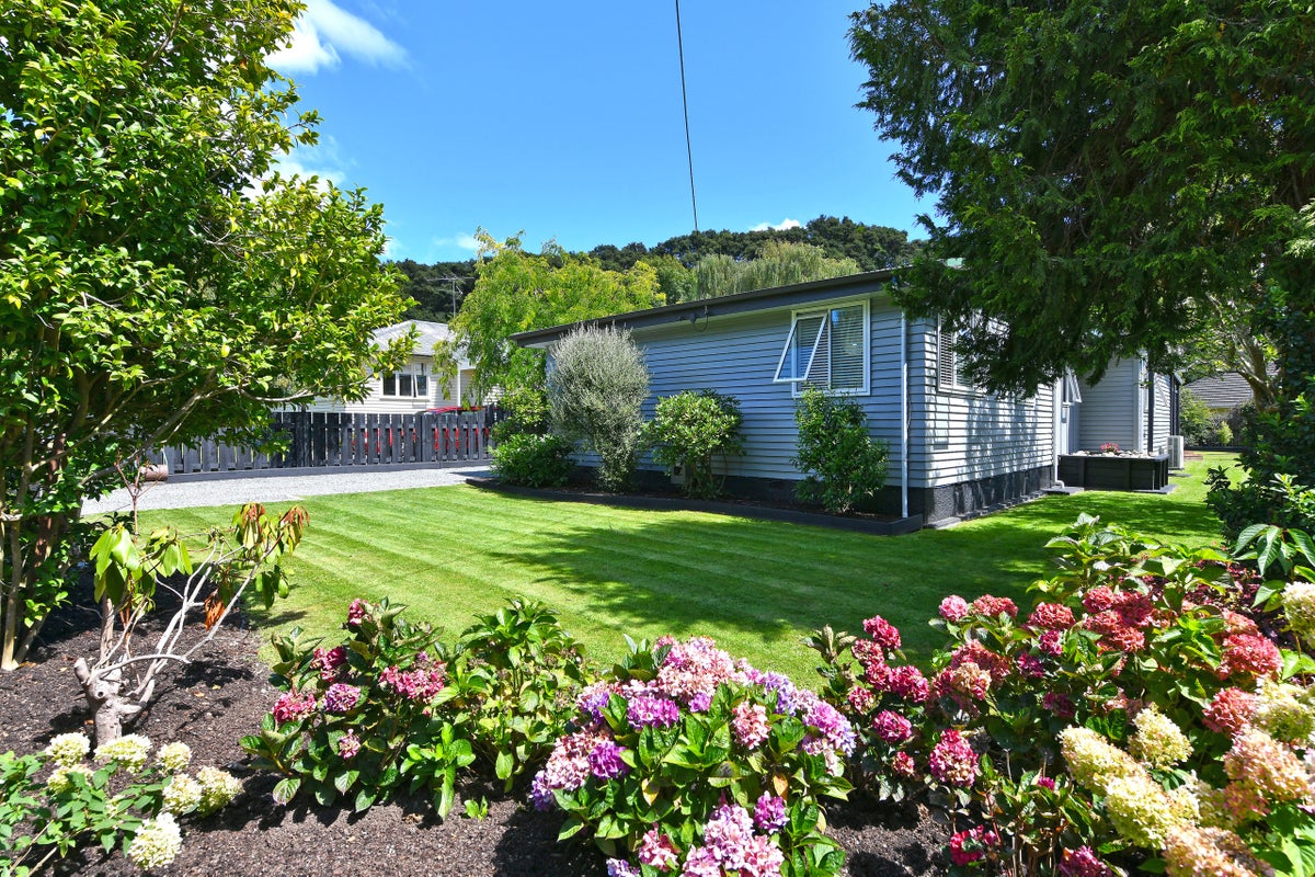 4 Pinehaven Road, Pinehaven, Upper Hutt - Carousel 2