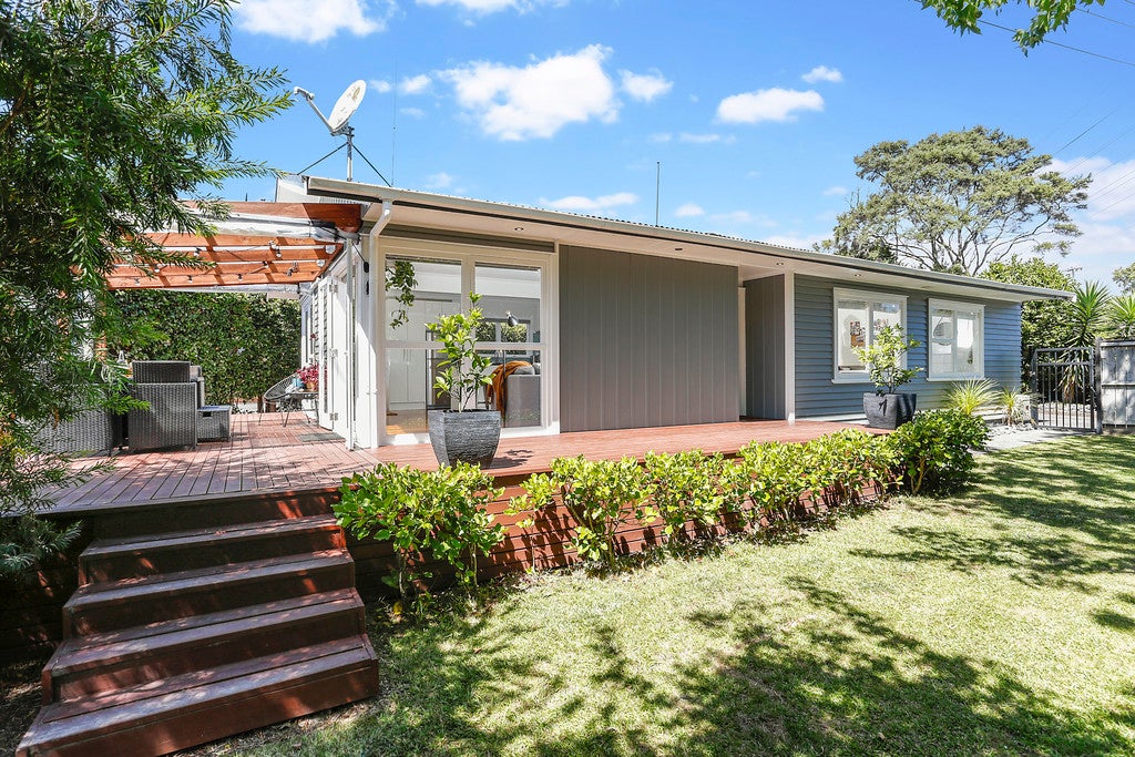 15 Kaurilands Road, Titirangi, Auckland - Carousel 1