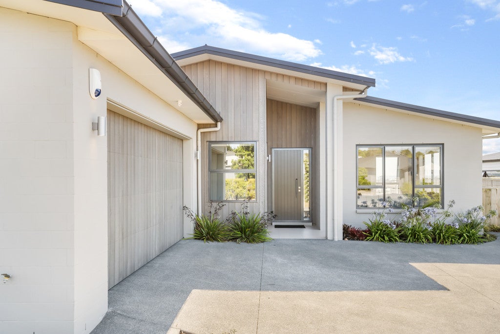 10 Mahutonga Avenue, Beachlands, Auckland - Carousel 1