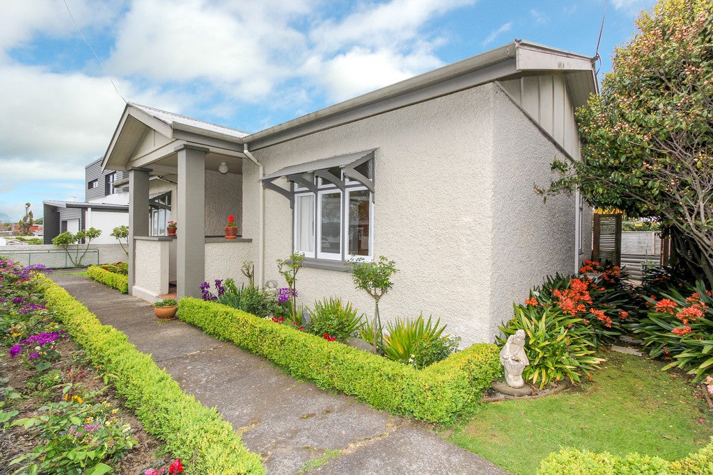 75 Paynters Avenue, Strandon, New Plymouth - Carousel 1