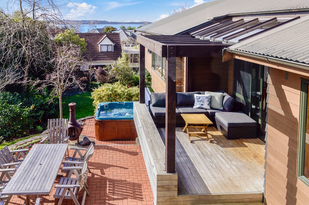 19 Aquarius Drive, Kawaha Point, Rotorua - Carousel 1