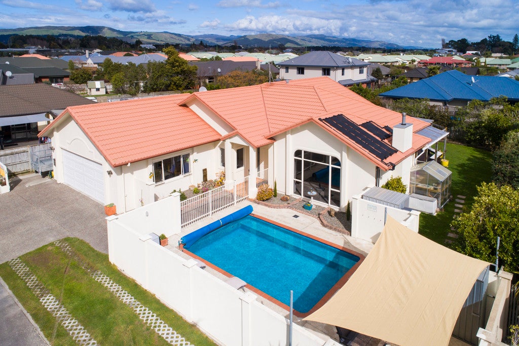 15 Sycamore Crescent, Fitzherbert, Palmerston North - Carousel 1