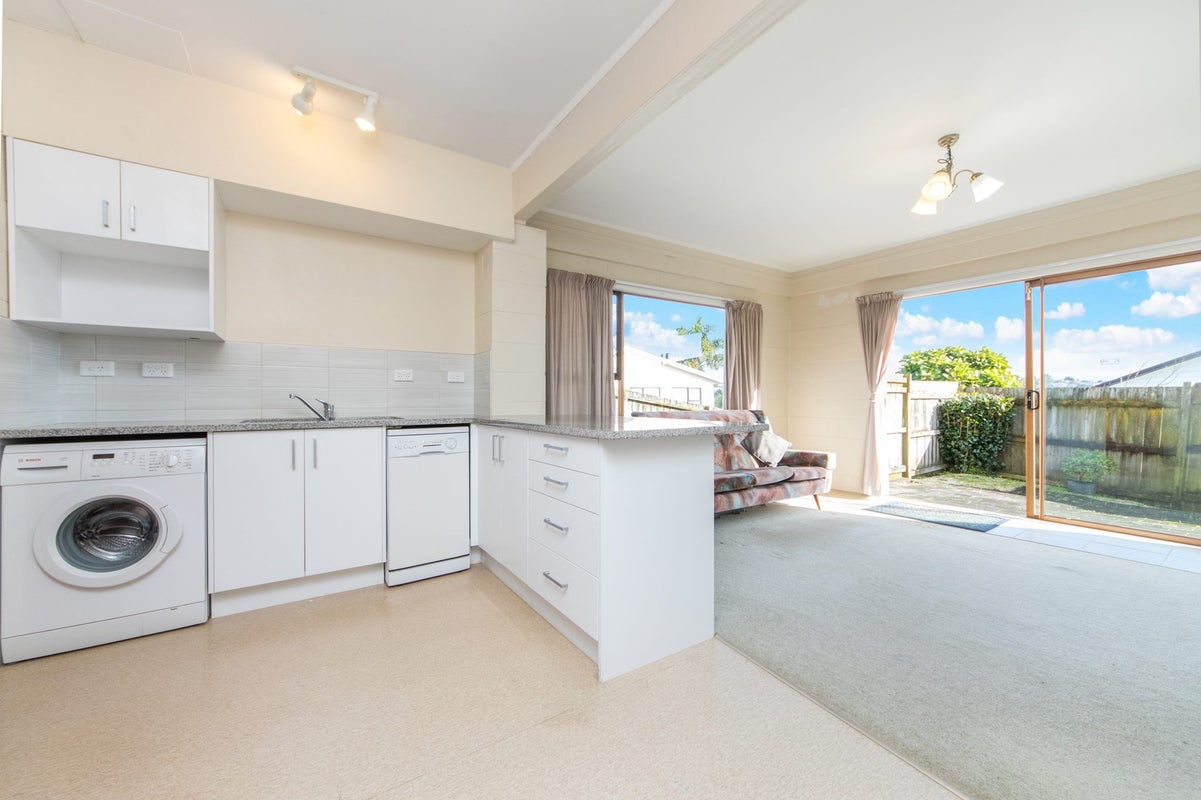 4/84 Pupuke road, Hillcrest, Auckland - Carousel 1