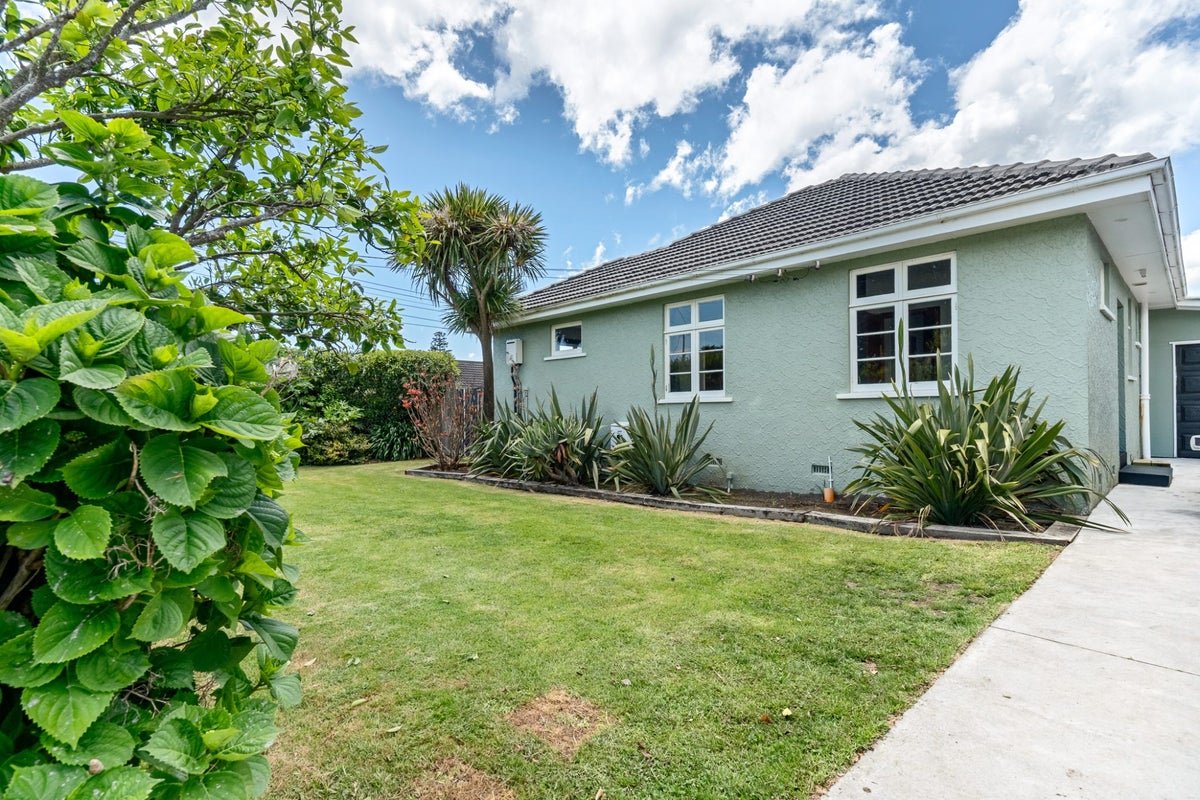 141 Seaview Road, Westown, New Plymouth - Carousel 1