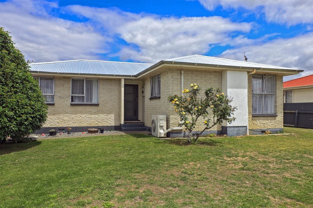 7 Kirkcaldy Crescent, Flaxmere, Hastings - Carousel 1