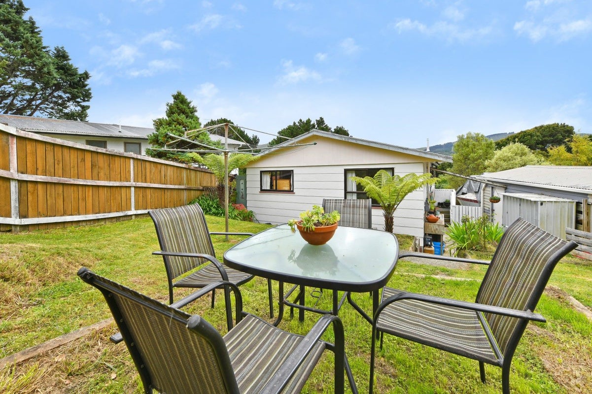 6 Whitechapel Grove, Stokes Valley, Lower Hutt - Carousel 19