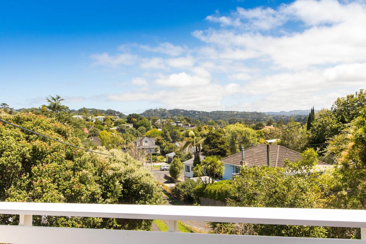 16 Derwent Crescent, Titirangi, Auckland - Carousel 2