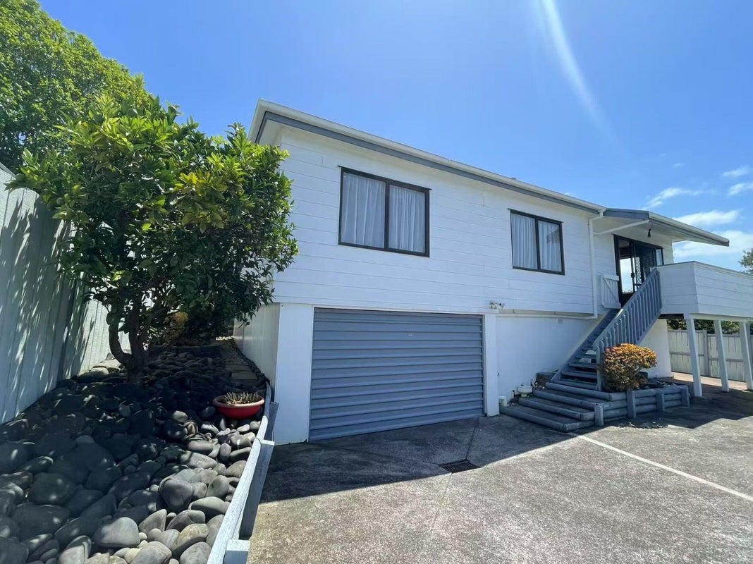 2/10 Sirius Place, Botany Downs, Auckland - Carousel 1