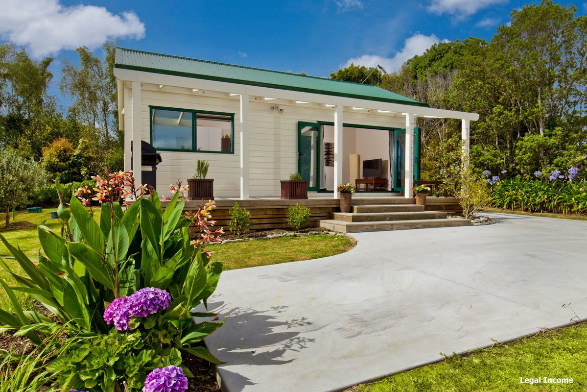 2 Waipuia Place, Greenhithe, Auckland - Carousel 1