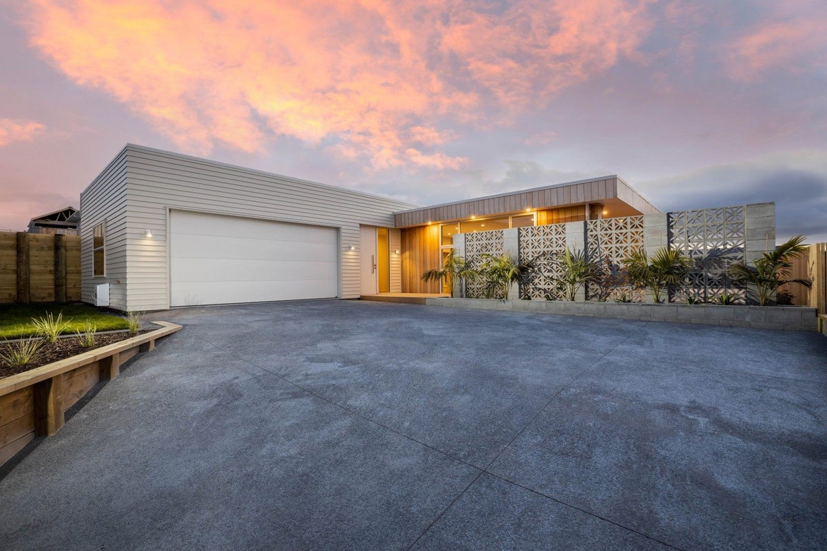 9A Lemont Place, Westown, New Plymouth - Carousel 1