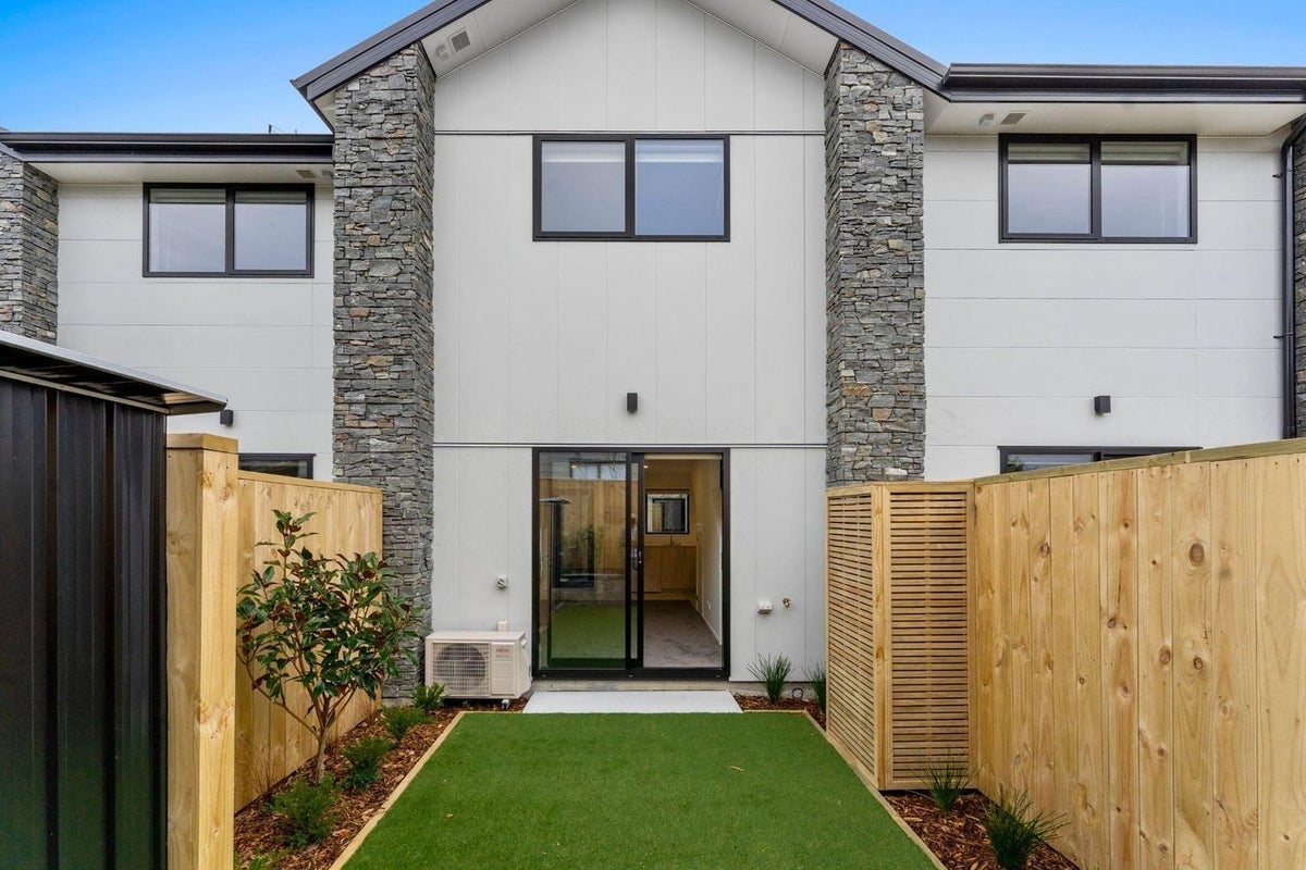 8/10 Fathom Place, Te Atatu Peninsula, Auckland - Carousel 1