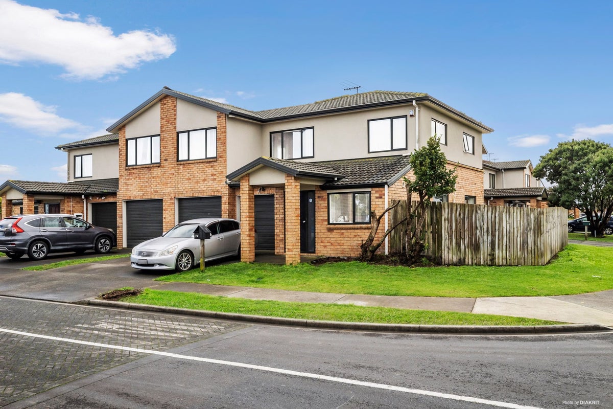 26 Waldos Way, Mangere, Auckland - Carousel 1